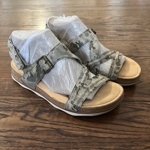 Clarks Shoes - Clarks Ultimate Comfort Brynn Step Camouflage Leather Adjustable Sandal Size 9.5